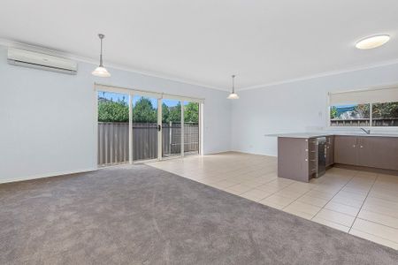 92 Oakview Parade, Caroline Springs VIC 3023 - Photo 3