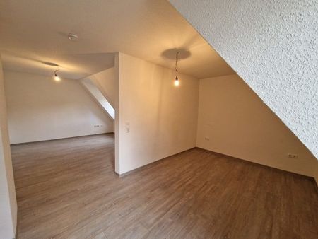 So macht wohnen Spaß: günstige Dachgeschosswohnung - einzugsbereit für Sie renoviert - Photo 2