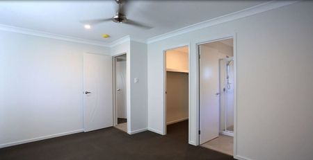Modern Family Living in the Heart of Pimpama - Photo 2
