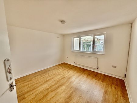 To Rent – Property Options Estate Agents Traditional two-bedroom detached bungalow in a sought-after cul-de-sac. Features private enclosed garden, Council Tax Band C, EPC D. viewing is essential. - Photo 5