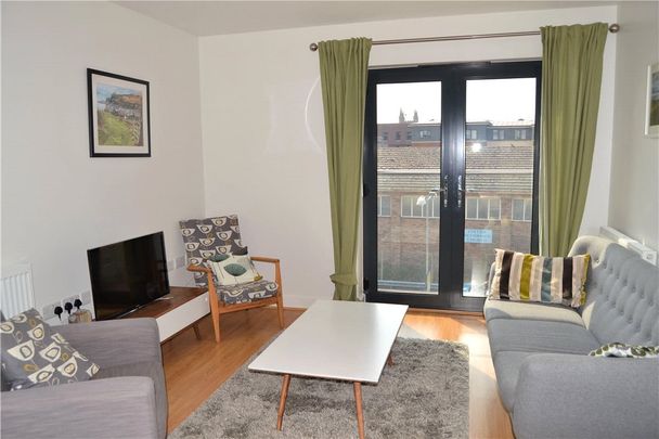 Unfurnished apartment in the heart of the town centre just off the High Street within a short walk of the train station. - Photo 1