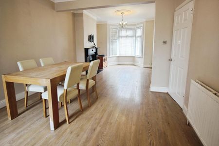 3 bedroom House To Let Total Size: 979 SQ FT - Photo 4