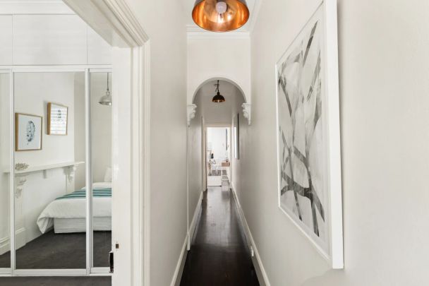 Classic worker's terrace with rear lane access to parking - Photo 1