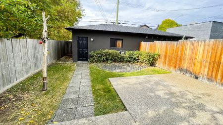 Executive 4 Bedroom, 3 Storey Home In Desirable Killarney. - Photo 2