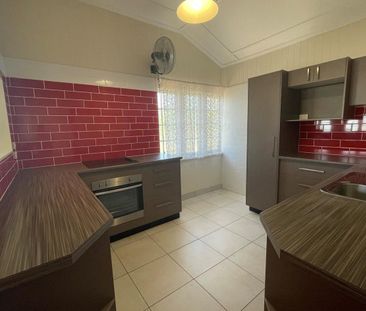 Renovated unit, closed to everything! - Photo 6