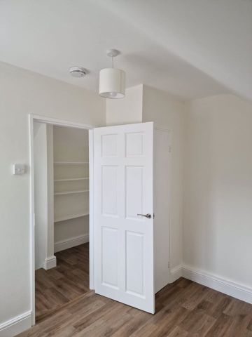 4 Bed End Terrace, Toland Square, SW15 - Photo 2