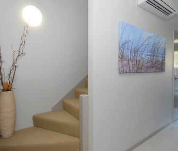 STUNNING 2 BED 2 BATH APARTMENT - Photo 2