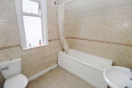 3 bed terraced house to rent in NE28 - Photo 4