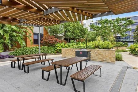 Luxury Near New 1 Bedroom Apartment - Photo 4