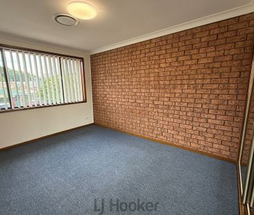 Stylish Two-Bedroom Townhouse � End Unit Convenience - Photo 3