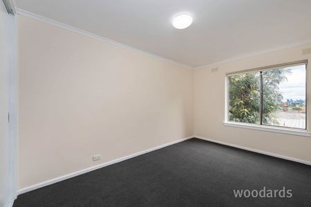 Spacious living - Photo 3