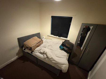 2 bed Apartment - To Let - Photo 4