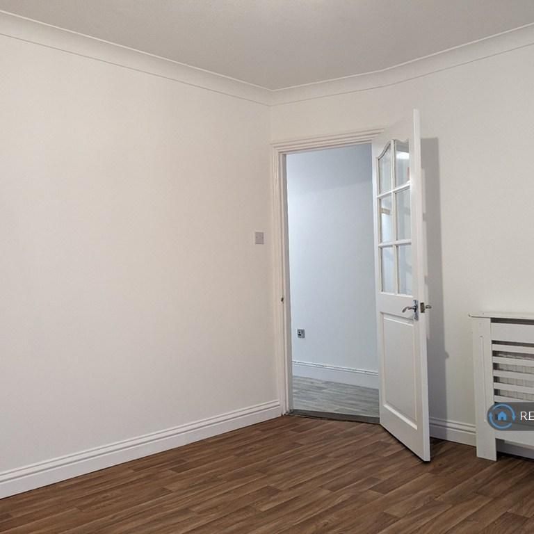 3 bedroom end of terrace house to rent - Photo 1