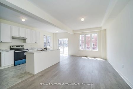 Condo Townhouse For Lease | E9014239 - Photo 3