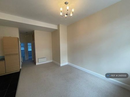 1 bedroom in a flat share to rent - Photo 2