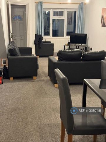 1 bedroom in a house share to rent - Photo 2