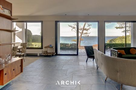 Architecture du début du XXème siècle, cette maison de 400 m2 prend place en première ligne, face au Bassin, sur un magnifique terrain de 3 000 m2 dans le quartier Haitza, au Pyla. - Photo 3