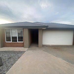 SPACIOUS 3 BEDROOM HOME - Photo 2