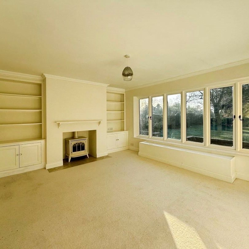 Knowl Hill, Woking, Surrey, GU22 7HL - Photo 1