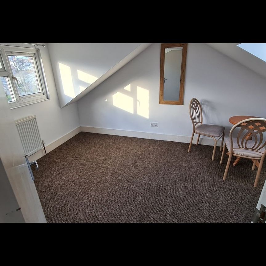 2 Bed Flat, Ley Street, IG1 - Photo 1