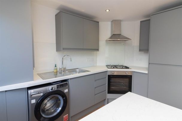 3 Bedroom House - Terraced - Photo 1