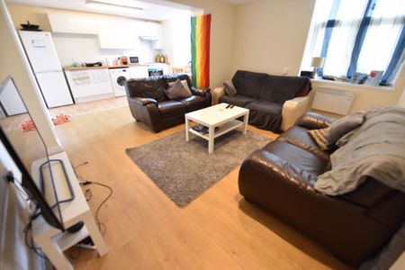 2 bedroom Flat in Flat 1, Leeds - Photo 4