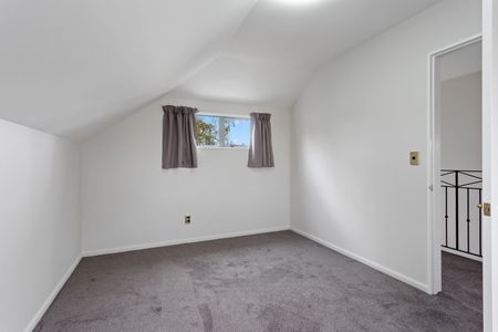 Standalone 3-bedroom Townhouse with Double Garage - Photo 3