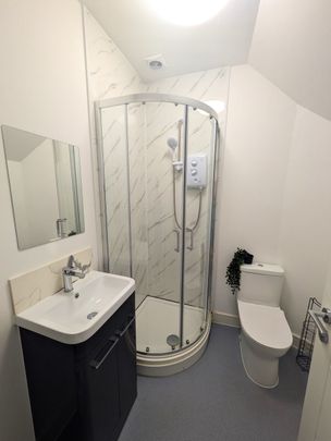 DOUBLE ROOM - AVAILABLE NOW - Photo 1