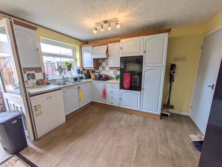 3 bedroom semi-detached house to rent - Photo 4