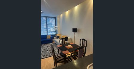 Live the Urban Dream - Charming Urban Retreat in the Heart of Melbourne - Photo 2