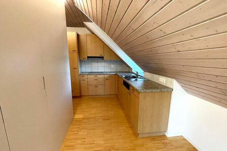 Generous 3 1/2 room penthouse apartment with renovated bathroom - Photo 3