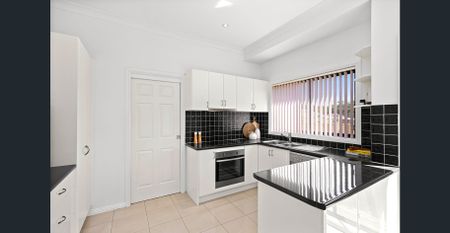 DEPOSIT RECEIVED - Bright & Stylish Townhouse in a Boutique Complex - Photo 4