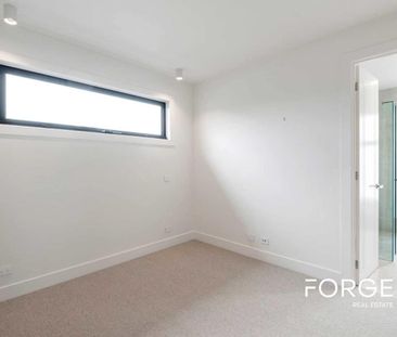 Spacious Two-Bedroom Home with Single Garage in Hampton East - Photo 4