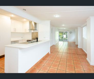 FAMILY HOME IN PRIME LOCATION WITH POOL! - Photo 4