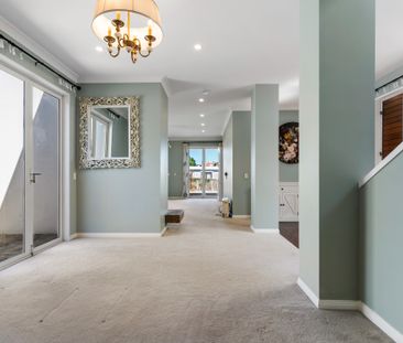 Sophisticated Family Living in the Heart of Remuera - Photo 4