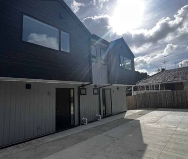 Near new 3 bedroom 2.5 bathroom on Divich - Photo 3