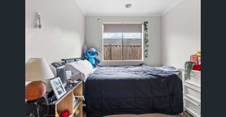 Modern 4-Bed Family Home with Outdoor Kitchen in Cranbourne West - Photo 3