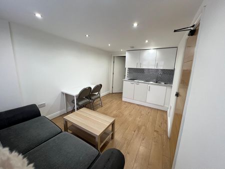 Imperial Drive, Harrow - Photo 2