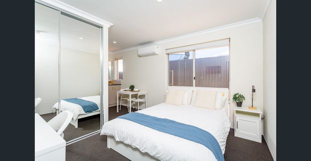 🏡 Private Rooms in rooming house / Rooms 2 and 4 for Rent / $330 per week / Fully Furnished / All utilities Included - Photo 1