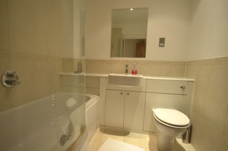 2 bedroom Ground floor flat to rent - Photo 5