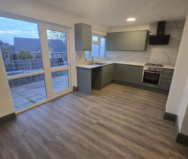 4 bedroom semi-detached house to rent - Photo 4