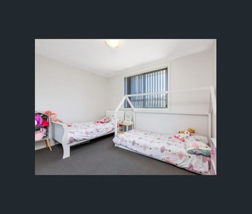 CONVENIENTLY LOCATED MODERN TOWNHOUSE - Photo 5