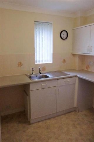 2 bedroom retirement property to rent - Photo 5