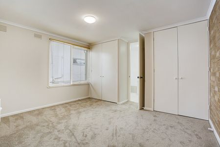 LIGHT-FILLED ONE BEDROOM APARTMENT - Photo 4