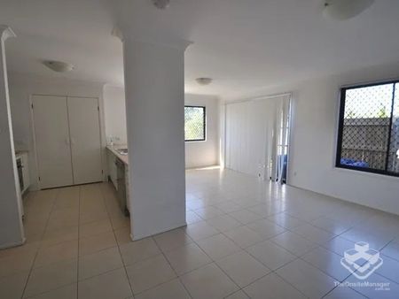 Modern Spacious 3 + 1 Bedroom Corner Block Townhouse - Photo 3