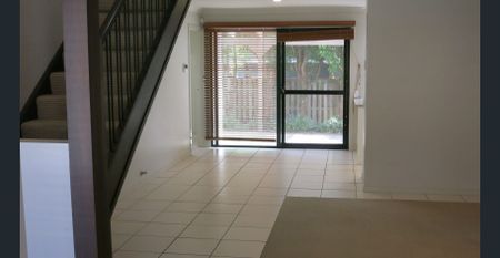 IMMACULATE 3 BEDROOM TOWNHOUSE IN BOUTIQUE ESTATE - Photo 3