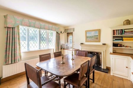 A charming character family home tucked away on the edge of Speldhurst village. - Photo 3