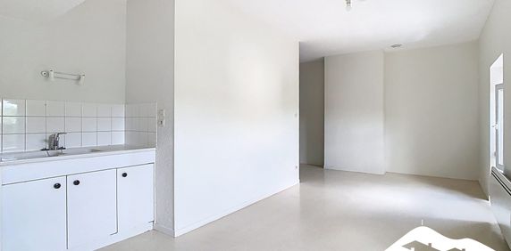 Location Appartement 2 pièces 42m² LES MARTRES DE VEYRE 63730 - Photo 2