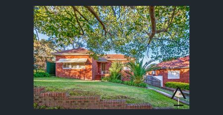 Neat & Tidy Three-Bedroom House in Kingsgrove - Photo 3