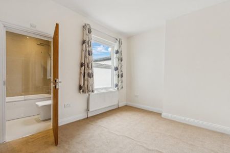 5 bedroom end of terrace house to rent - Photo 2